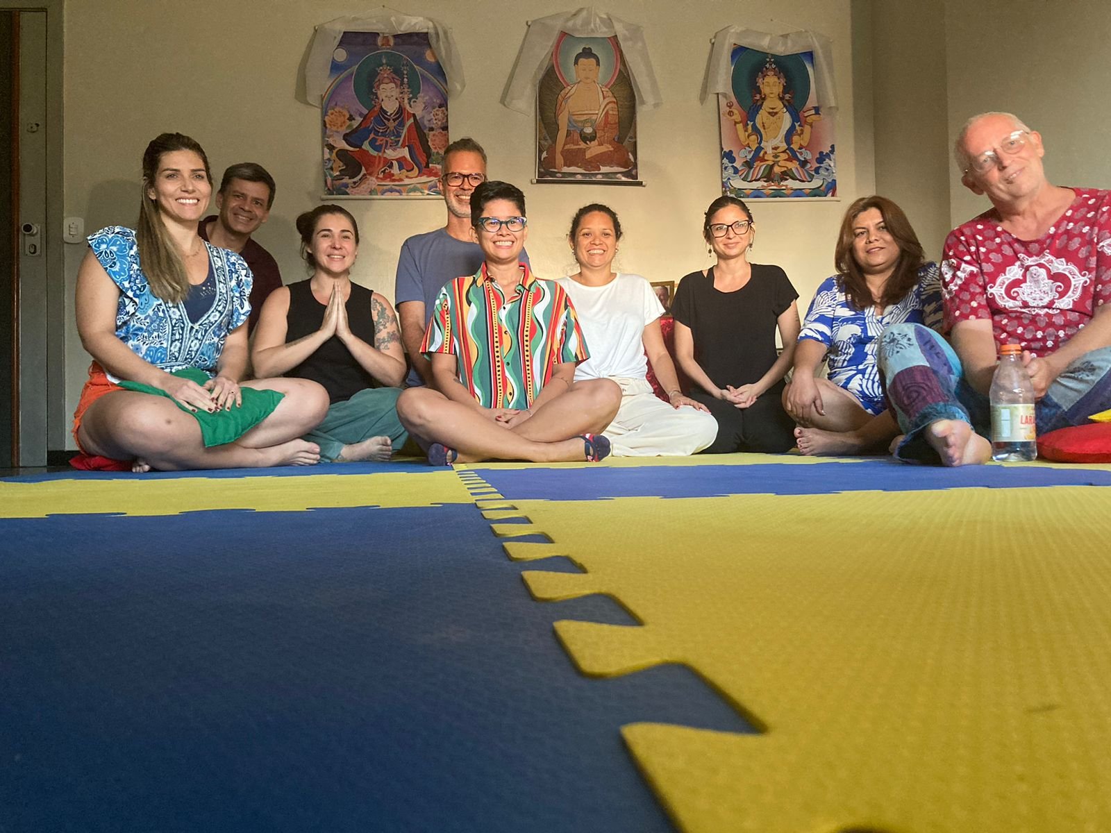 Encontro de meditação em grupo